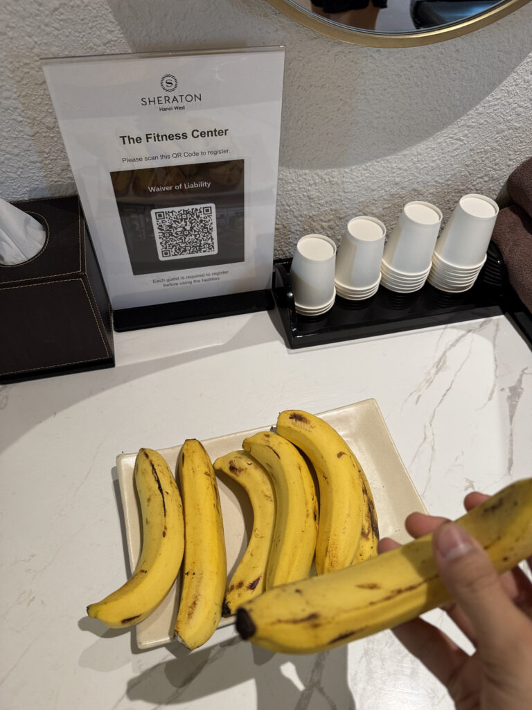 Bananas and the QR registration notice at the fitness entrance. A thoughtful snack for before and after
